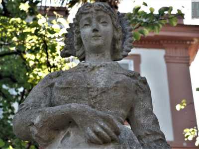 La statua della donna in dettaglio